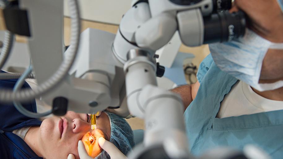 Patient undergoing corneal cross linking